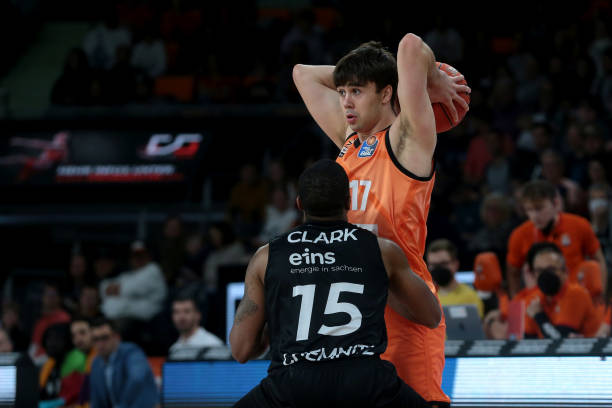 承担内线牵 承担内线牵